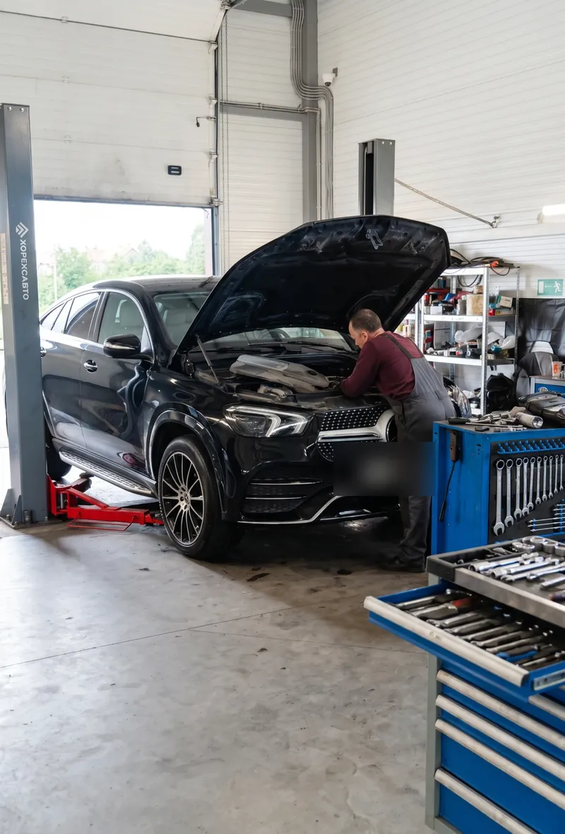 Механик Ультра Авто проводит диагностику Mercedes GLE